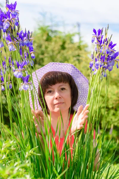 En medelålders brunette vit hatt — Stockfoto