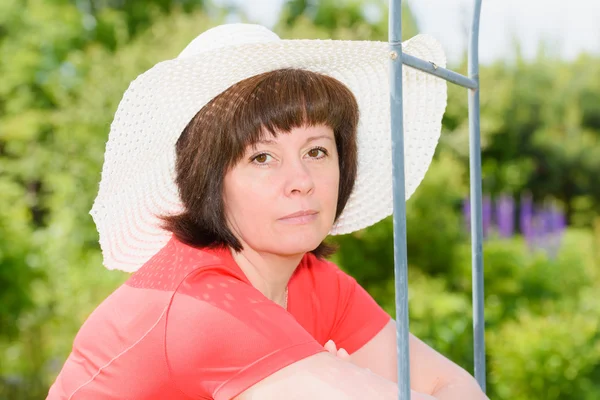 Een middelbare leeftijd brunette witte hoed — Stockfoto