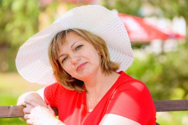 Orta yaşlı esmer beyaz şapka