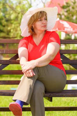 Orta yaşlı esmer beyaz şapka