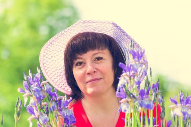 Orta yaşlı esmer beyaz şapka