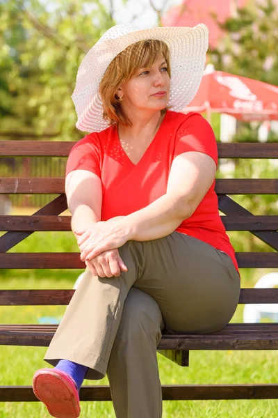 Einen brünetten weißen Hut mittleren Alters — Stockfoto