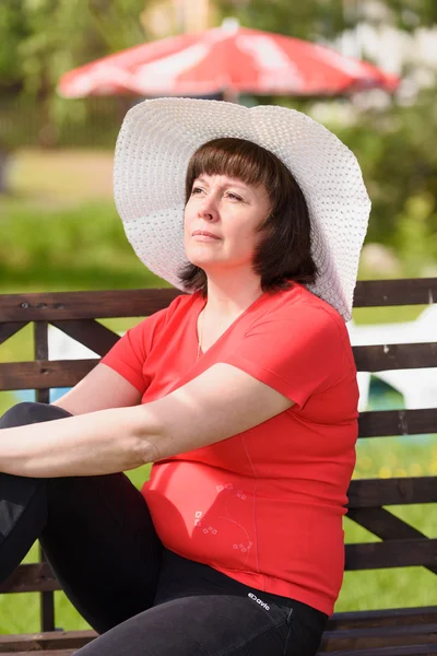 Een middelbare leeftijd brunette witte hoed — Stockfoto