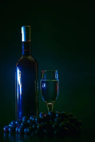 어두운 배경에 놓인 와인 한 잔 — 스톡 사진