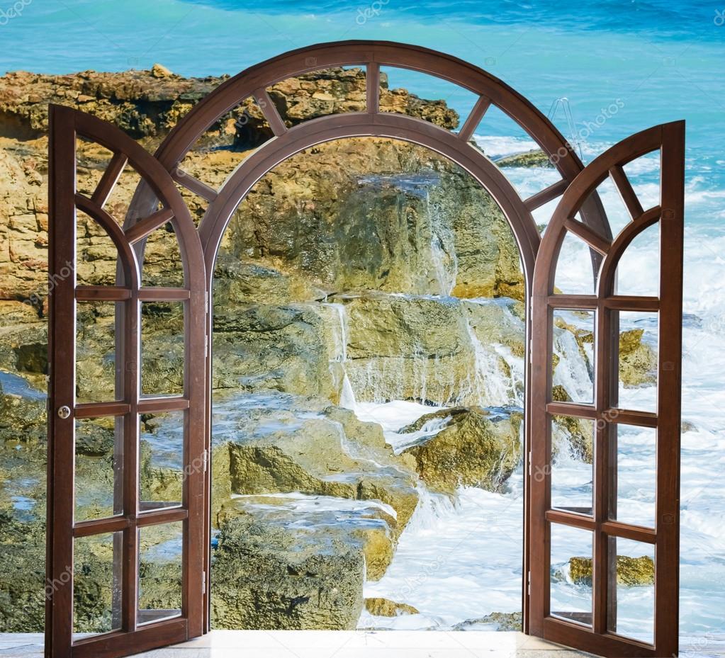 Fenetre En Bois Avec Une Grande Vue Sur La Mer Photographie Db Rus C Fenetre En Bois Avec Une Grande Vue Sur La Mer Photographie Db Rus C
