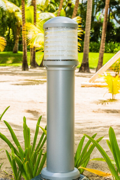 Фонарь в саду