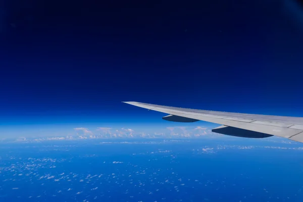 Tarkastella lentokoneen ikkuna — kuvapankkivalokuva