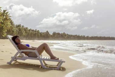 Sahilde orta yaşlı kadın