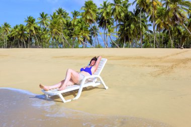 Sahilde orta yaşlı kadın