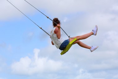 Yüksek sallanan kadın