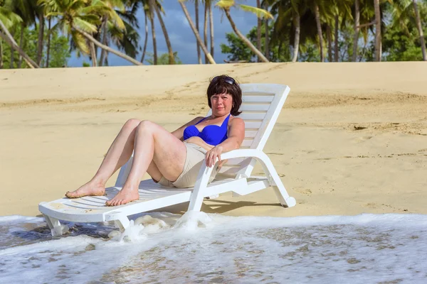 Middelbare leeftijd vrouw op het strand — Stockfoto