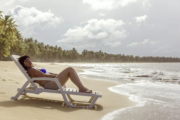 Sahilde orta yaşlı kadın