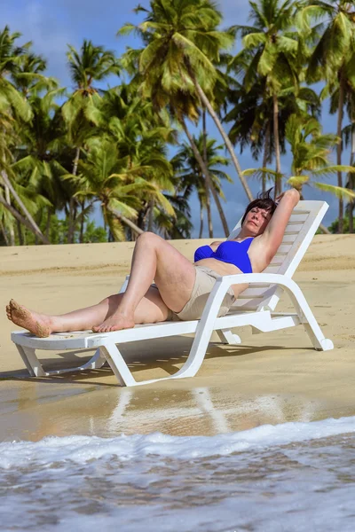 Женщина среднего возраста на пляже — стоковое фото