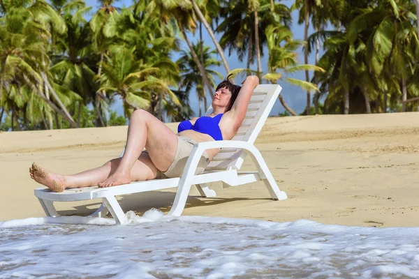 Medelålders kvinna på stranden — Stockfoto