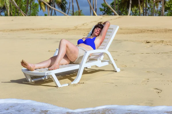 Medelålders kvinna på stranden — Stockfoto