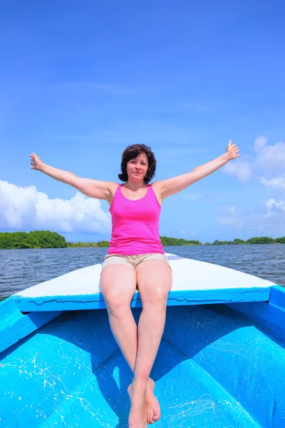 Frau im Boot — Stockfoto