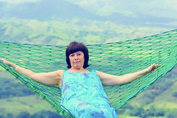 Mulher em um balanço — Fotografia de Stock