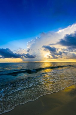 Şafak güneş sakin sakin deniz