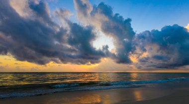 Şafak güneş sakin sakin deniz