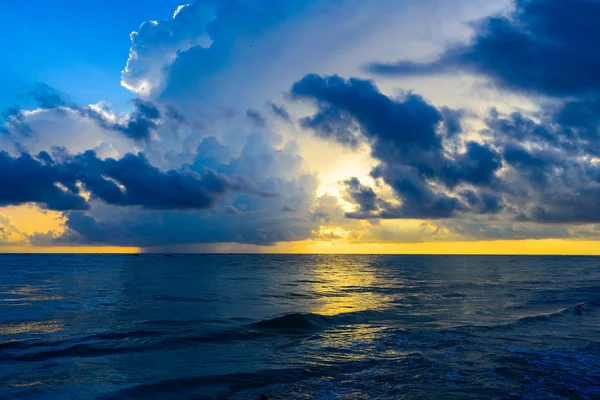 Şafak güneş sakin sakin deniz — Stok fotoğraf