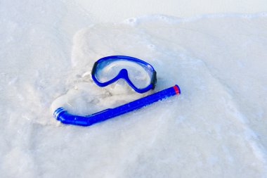 Beyaz kum plaj üzerinde maske