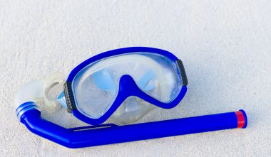 Beyaz kum plaj üzerinde maske
