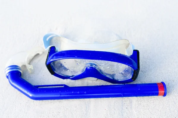 Masker op wit zand strand — Stockfoto