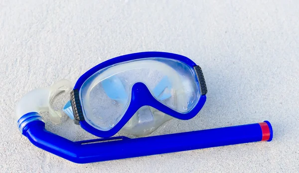 Masker op wit zand strand — Stockfoto