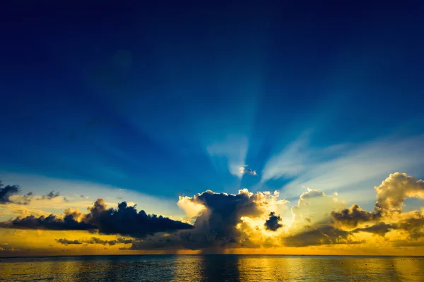 Salida del sol sobre el océano — Foto de Stock