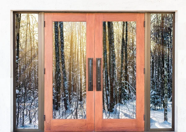 Open door and a winter forest — Stock Photo, Image