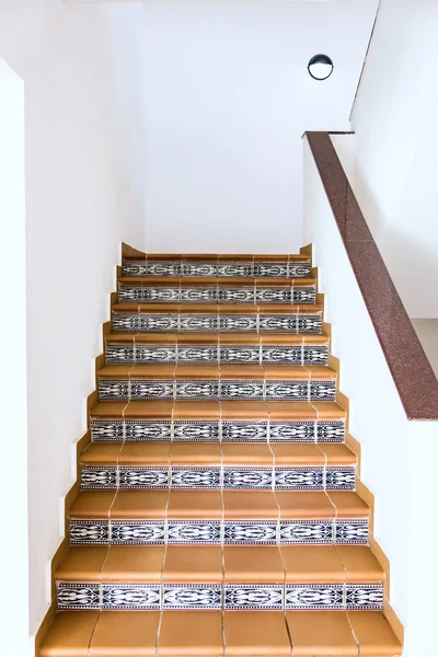 Escadaria de azulejo com corrimão — Fotografia de Stock