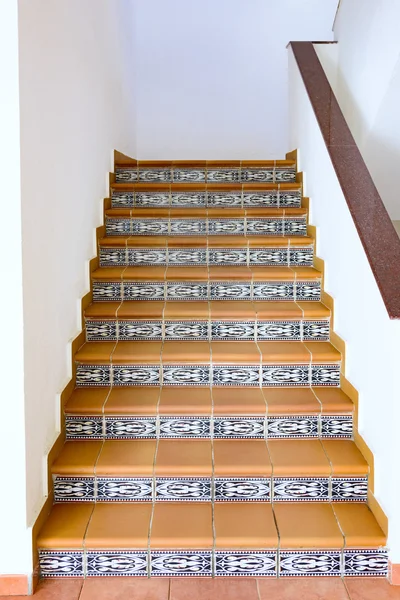 Terakota schody z poręczy — Zdjęcie stockowe