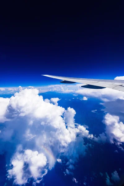 Weergave van de vleugel van een vliegtuig door het raam — Stockfoto
