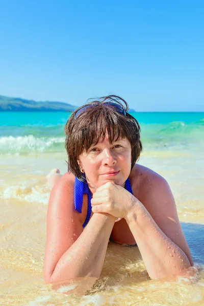 Mulher deitada no mar — Fotografia de Stock