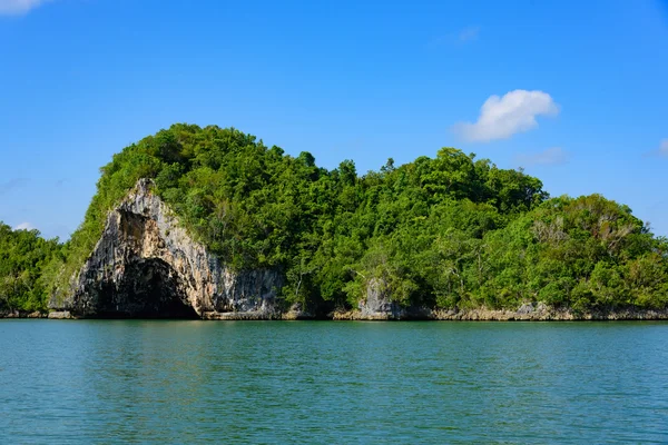 Ozeaninsel aus blauem Wasser — Stockfoto