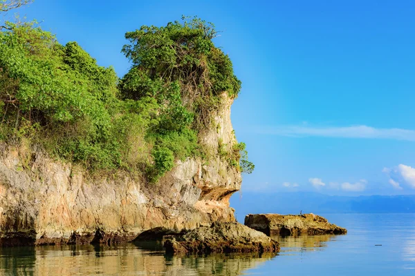 Ozeaninsel aus blauem Wasser — Stockfoto