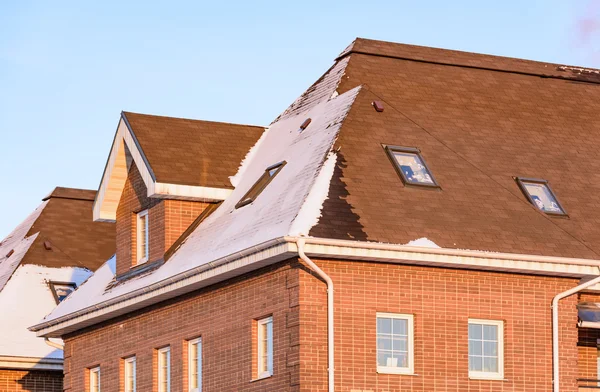 Huis met een gevel dakraam — Stockfoto