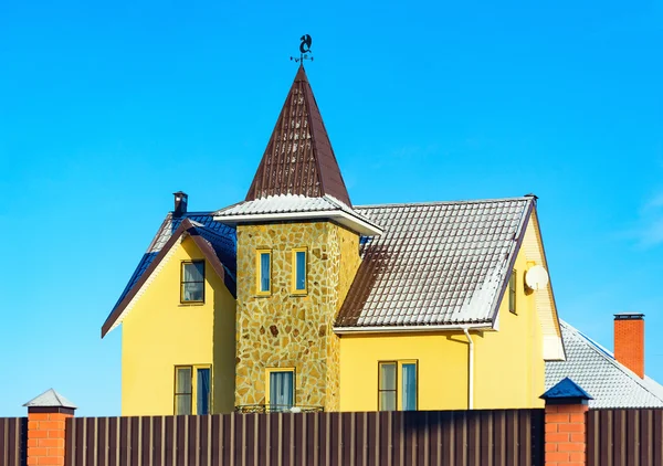 Casa com uma janela de telhado de duas águas — Fotografia de Stock