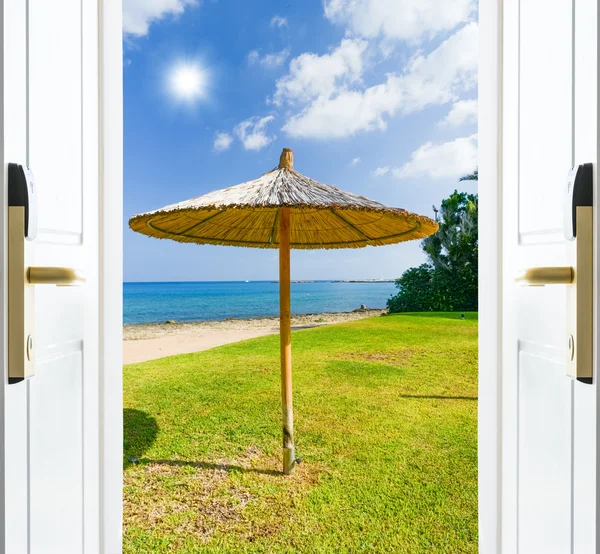 Puerta mar abierto playa hierba verde — Foto de Stock