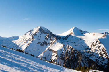 karla kaplı dağlar