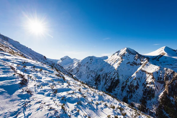 Munți acoperiți cu zăpadă — Fotografie, imagine de stoc