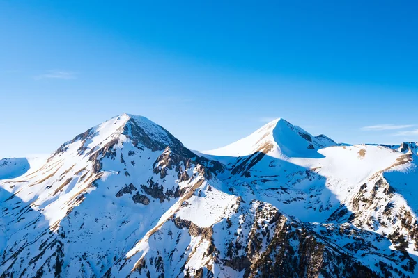 Montanhas cobertas de neve — Fotografia de Stock