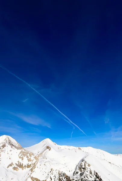 Met sneeuw bedekte bergen — Stockfoto