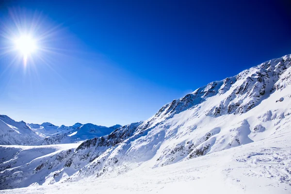 Met sneeuw bedekte bergen — Stockfoto