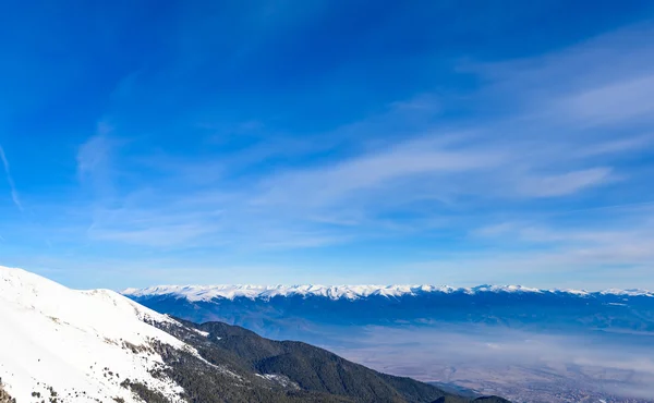 Met sneeuw bedekte bergen — Stockfoto