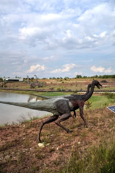 Dinozorlar Parkı Doğanın Arka Planında Bir Dinozor Lunaparktaki Oyuncak Dinozorlar — Stok fotoğraf