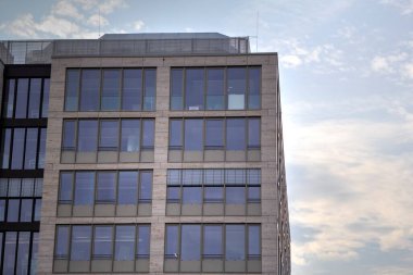 Berlin 'in mavi gökyüzüne bakan birçok penceresi olan köşesi.