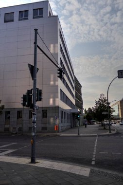 Berlin 'in mavi gökyüzüne bakan birçok penceresi olan köşesi.