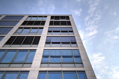 Berlin 'in mavi gökyüzüne bakan birçok penceresi olan köşesi.