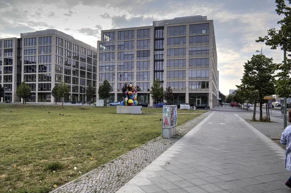 Die Ecke Des Gebäudes Berlin Mit Vielen Fenstern Gegen Den — Stockfoto